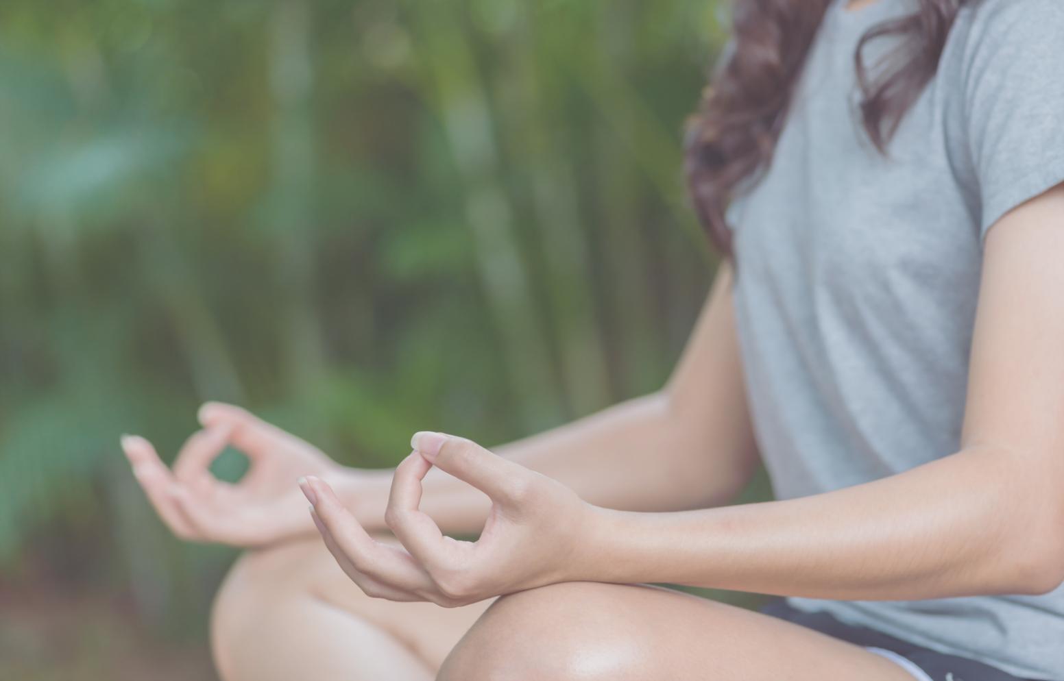Dettaglio di setting mindfulness con elementi naturali per favorire concentrazione
